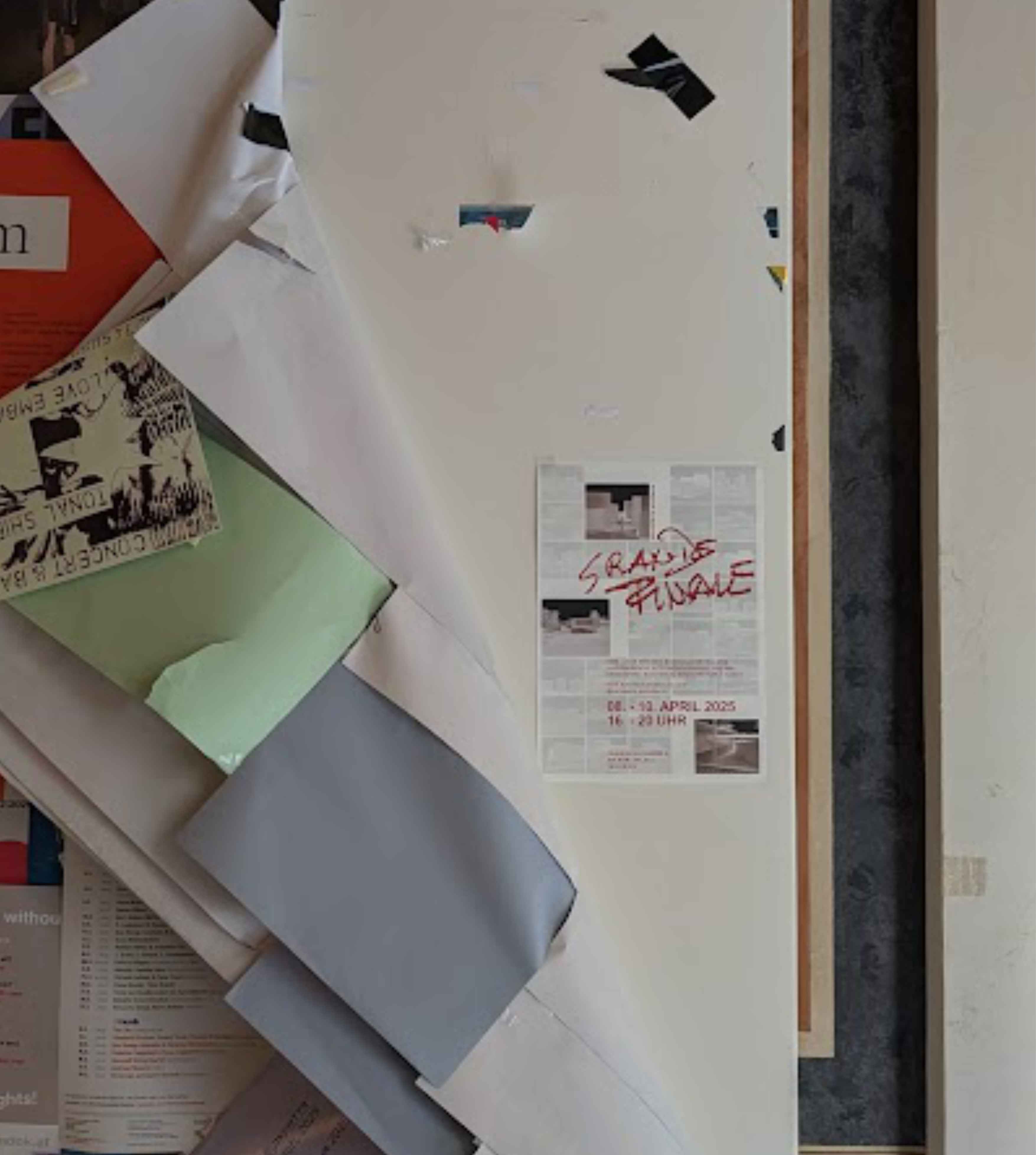 Pinnwand mit Plakaten und Material